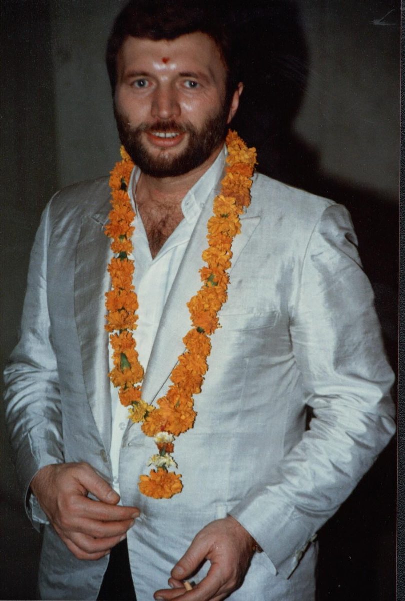 Wolfgang Thust in jungen Jahren in Indien, mit Blumenkette empfangen