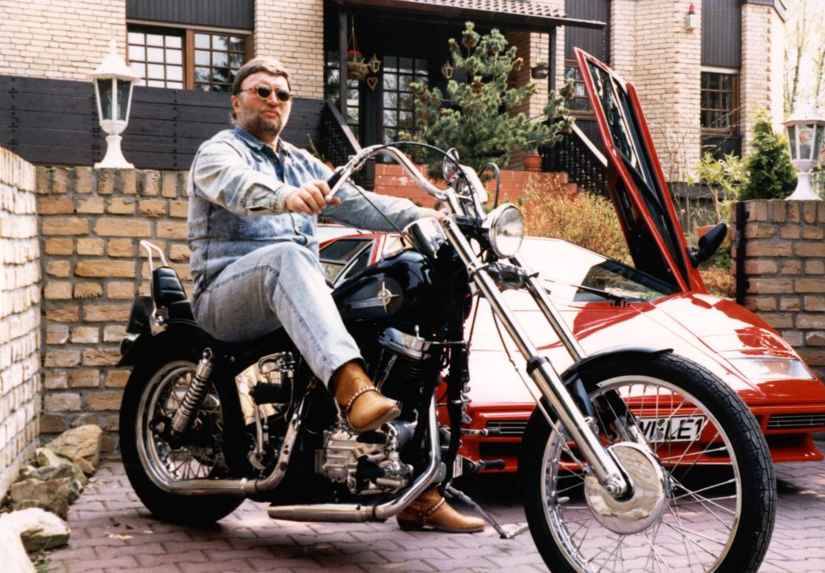 Wolfgang Thust auf einer Harley Davidson