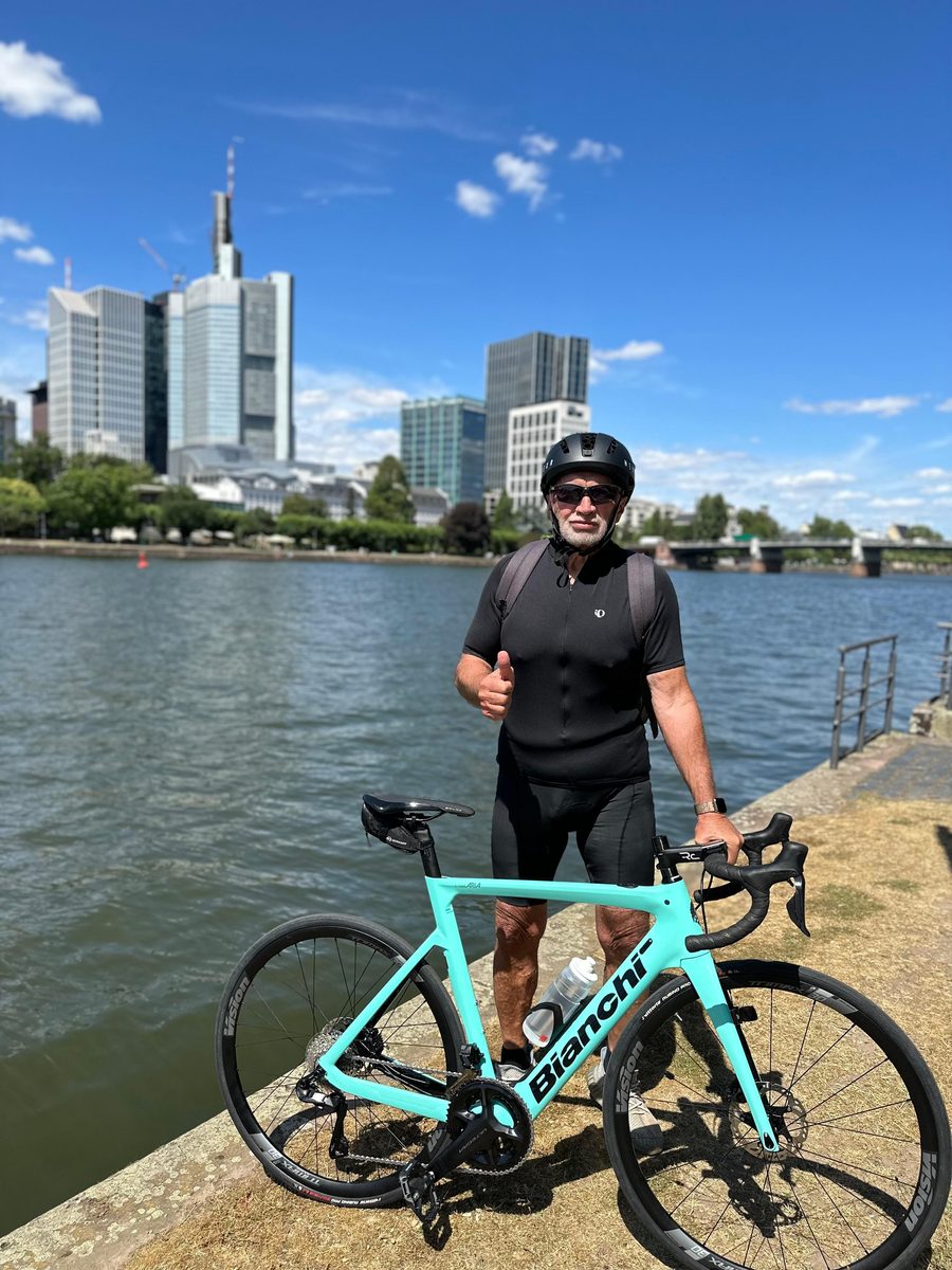 Wolfgang Thust mit dem Rennrad am Main in Frankfurt