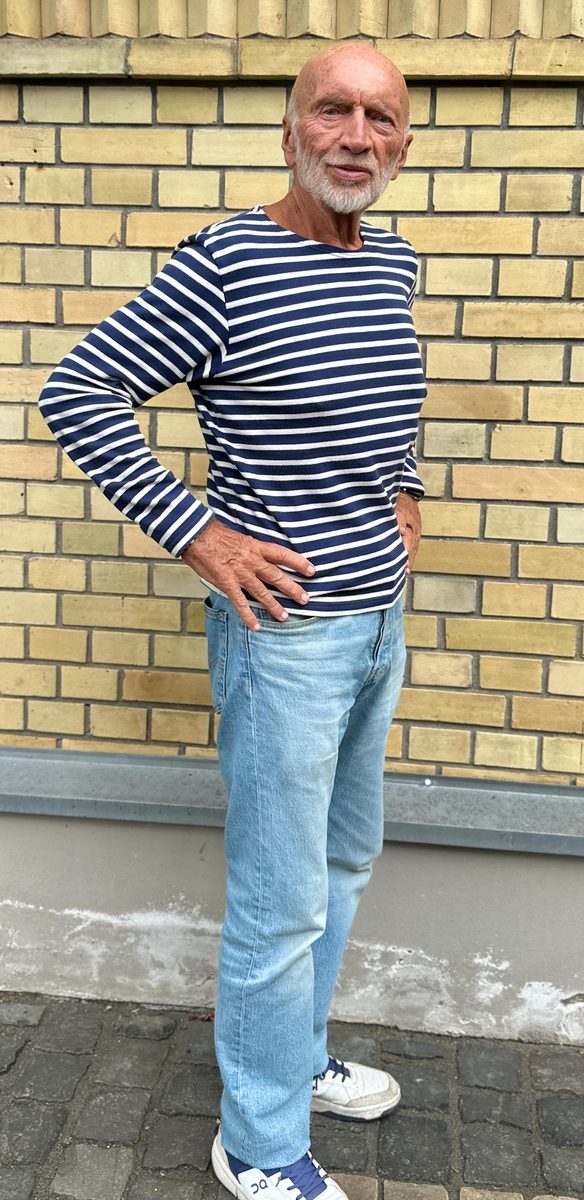 Wolfgang Thust im gestreiften Shirt
